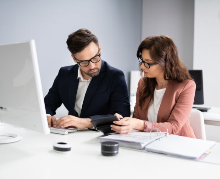 Asesores revisando información de negocio